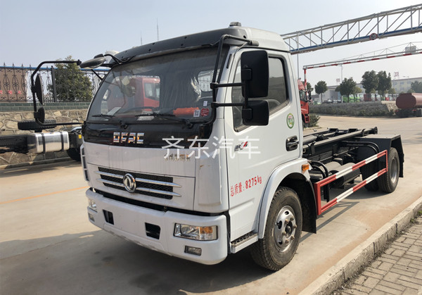 东风小多利卡5方勾臂式垃圾车