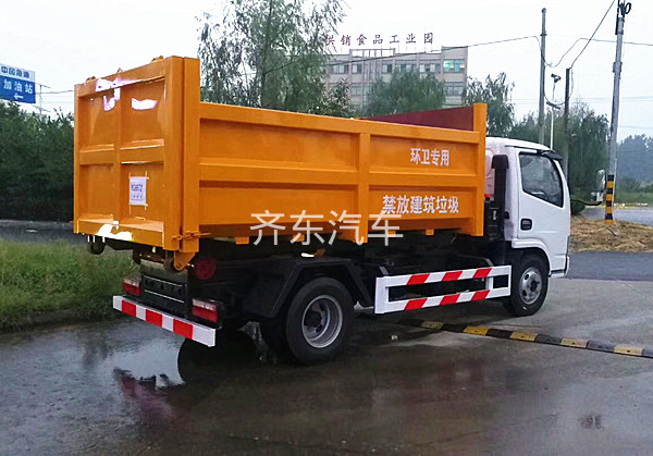东风小多利卡5方勾臂式垃圾车