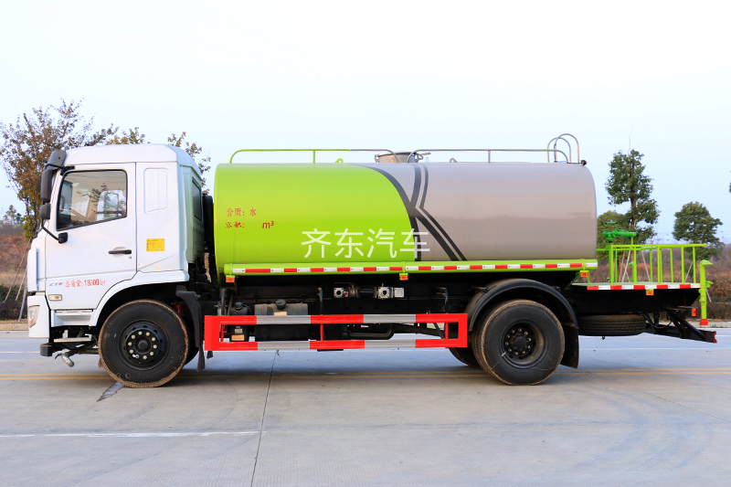 国六东风小多利卡 5吨 洒水车