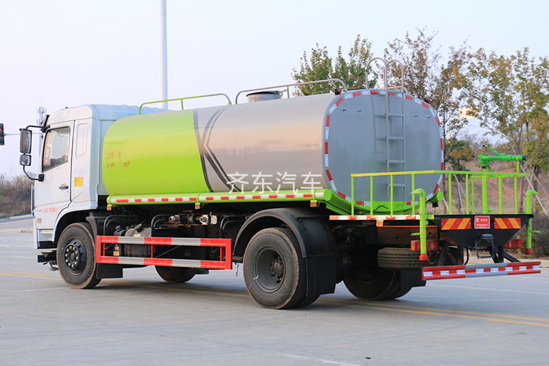 国六东风小多利卡 5吨 洒水车
