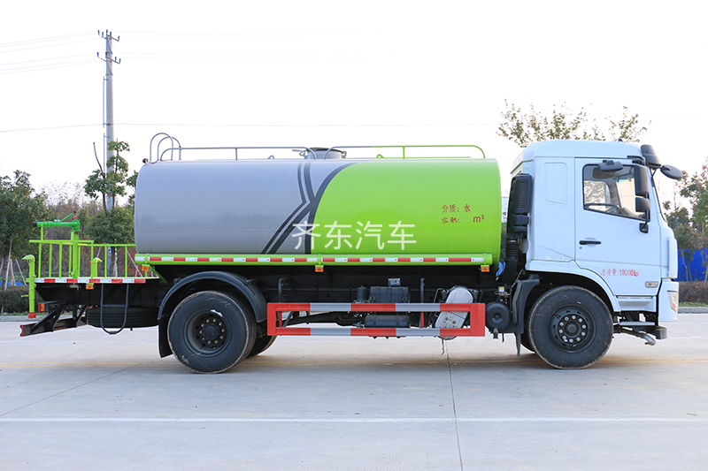 国六东风小多利卡 5吨 洒水车