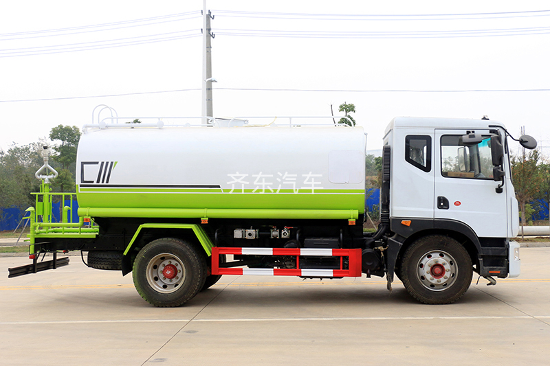 国六东风小多利卡 5吨 洒水车