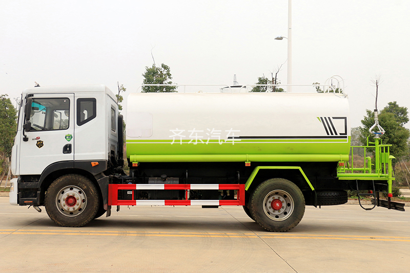 国六东风小多利卡 5吨 洒水车