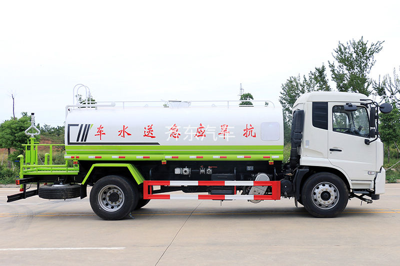 国六东风小多利卡 5吨 洒水车