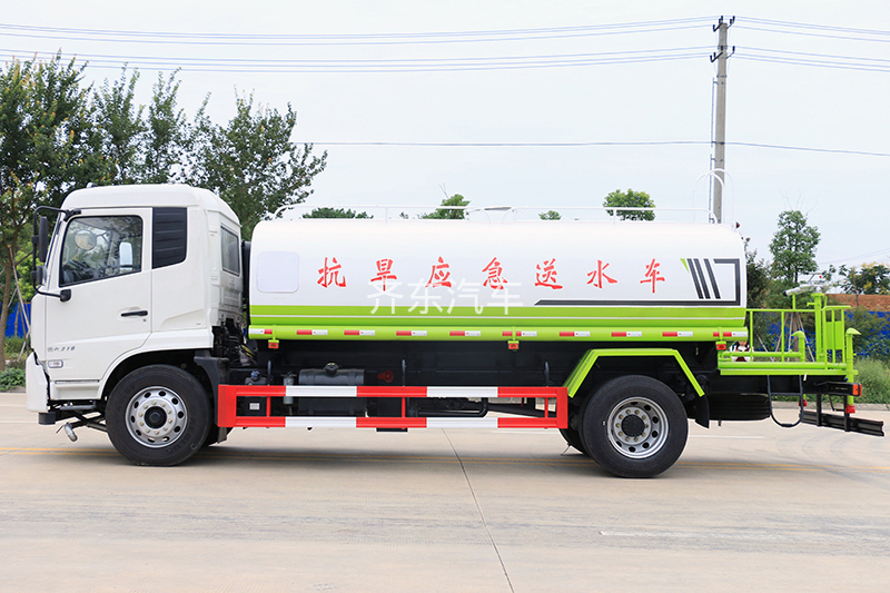国六东风小多利卡 5吨 洒水车