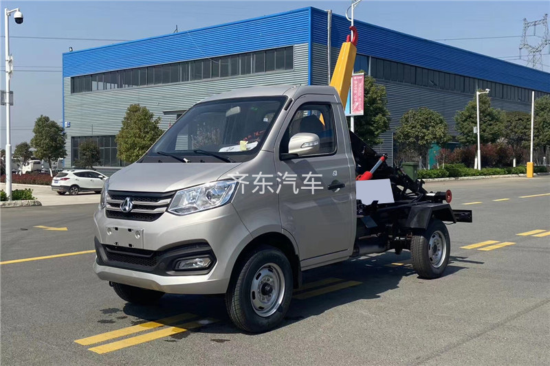 东风小多利卡5方勾臂式垃圾车