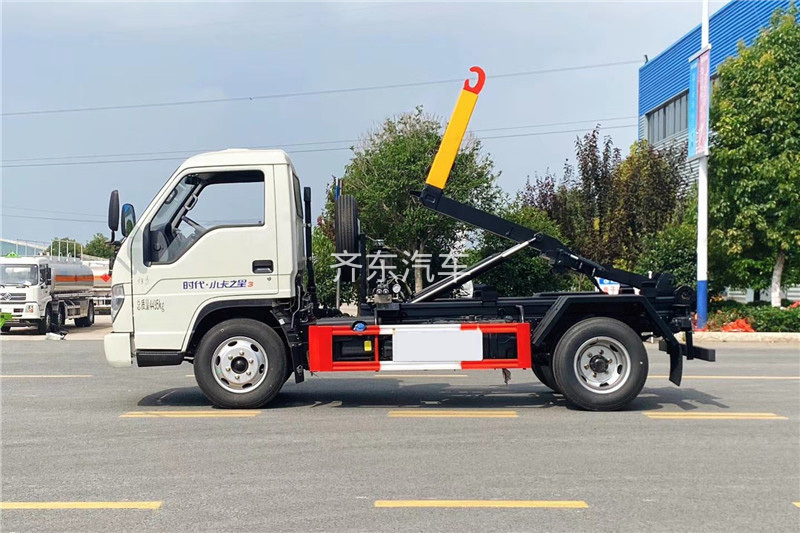 东风小多利卡5方勾臂式垃圾车