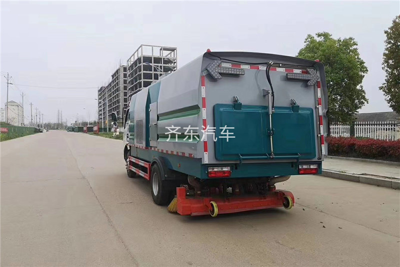 国六小多利卡5吨（1水/4尘）吸尘车