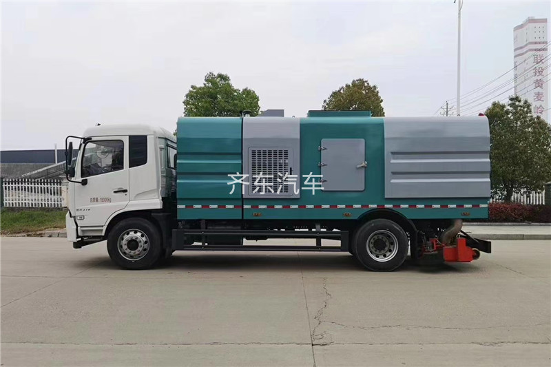 国六小多利卡5吨（1水/4尘）吸尘车