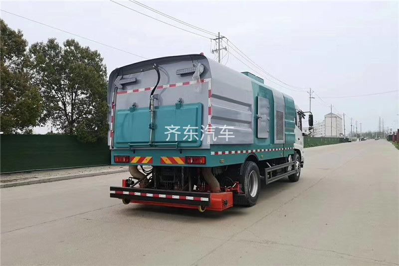 国六小多利卡5吨（1水/4尘）吸尘车