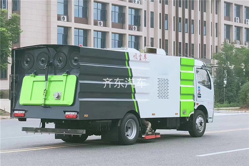 国六小多利卡5吨（1水/4尘）吸尘车