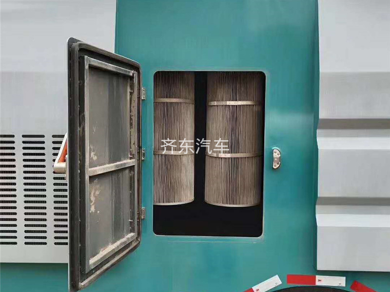 国六小多利卡5吨（1水/4尘）吸尘车