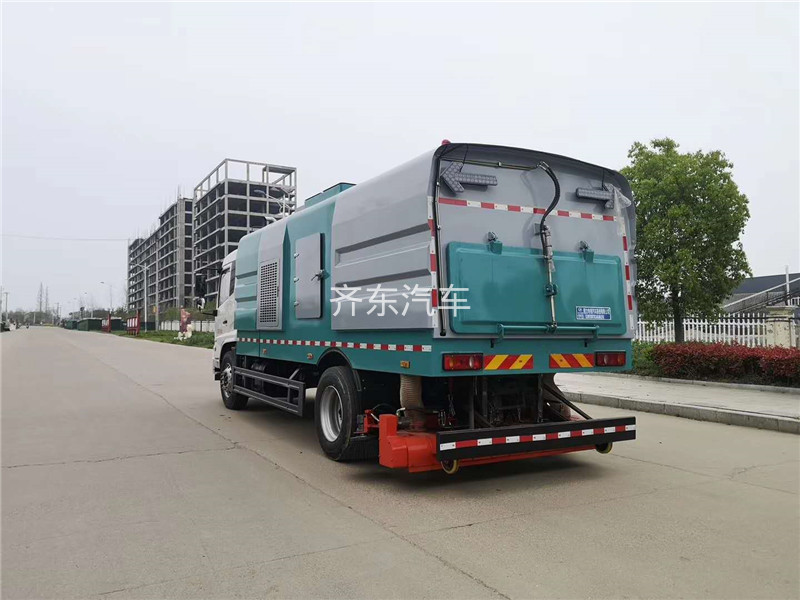 国六小多利卡5吨（1水/4尘）吸尘车