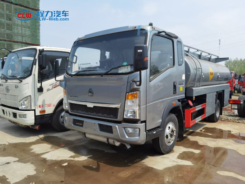 重汽HOWO 5噸加油車