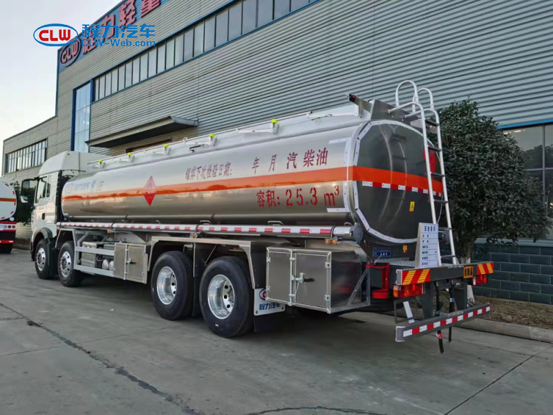 重汽HOWO 8X4 30立方铝合金油罐车