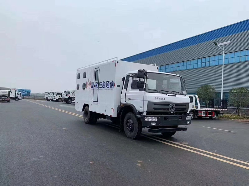 東風8人越野型野戰(zhàn)宿營車