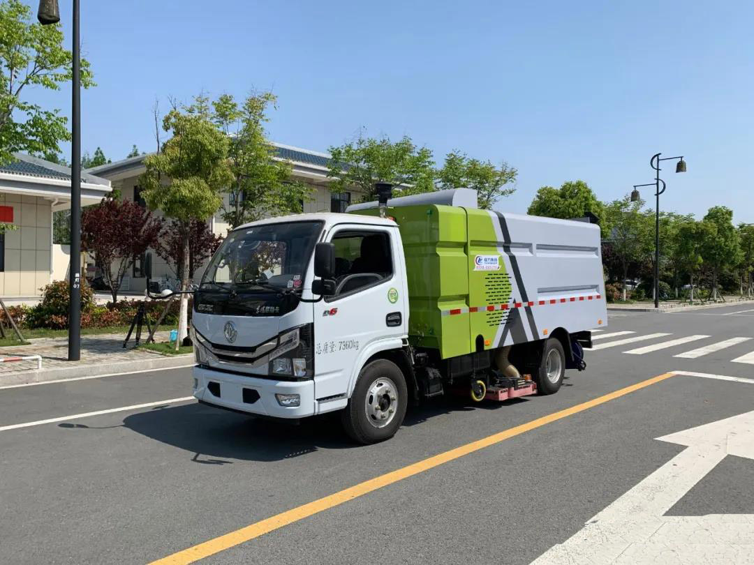 東風D6-5噸吸塵車中置吸盤