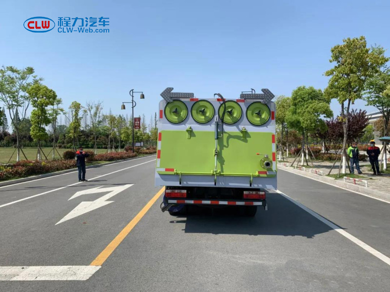 東風D6-5噸吸塵車中置吸盤