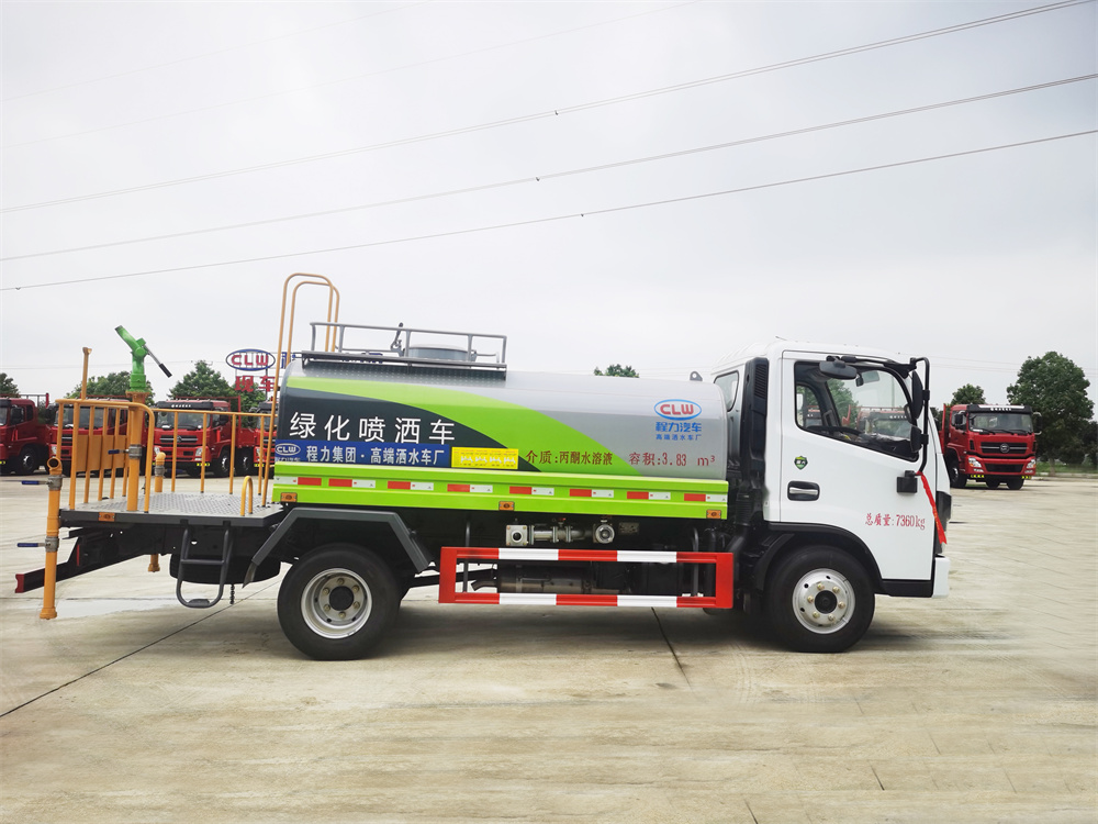 东风小多利卡洒水车 5方