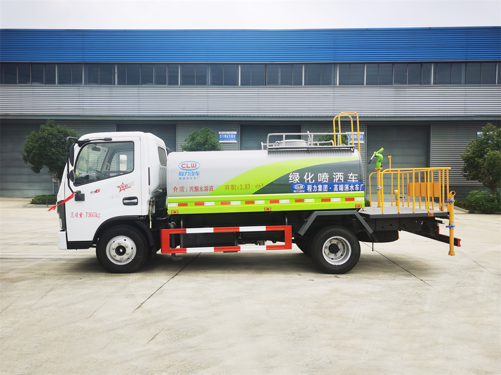 东风小多利卡洒水车 5方