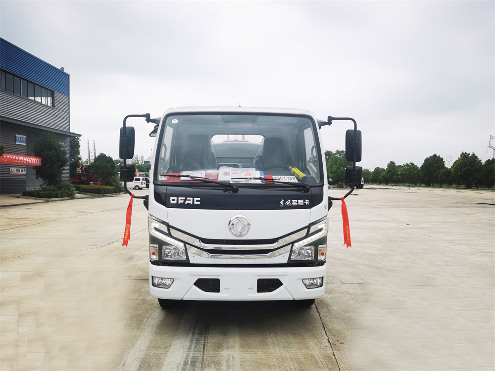 东风小多利卡洒水车 5方