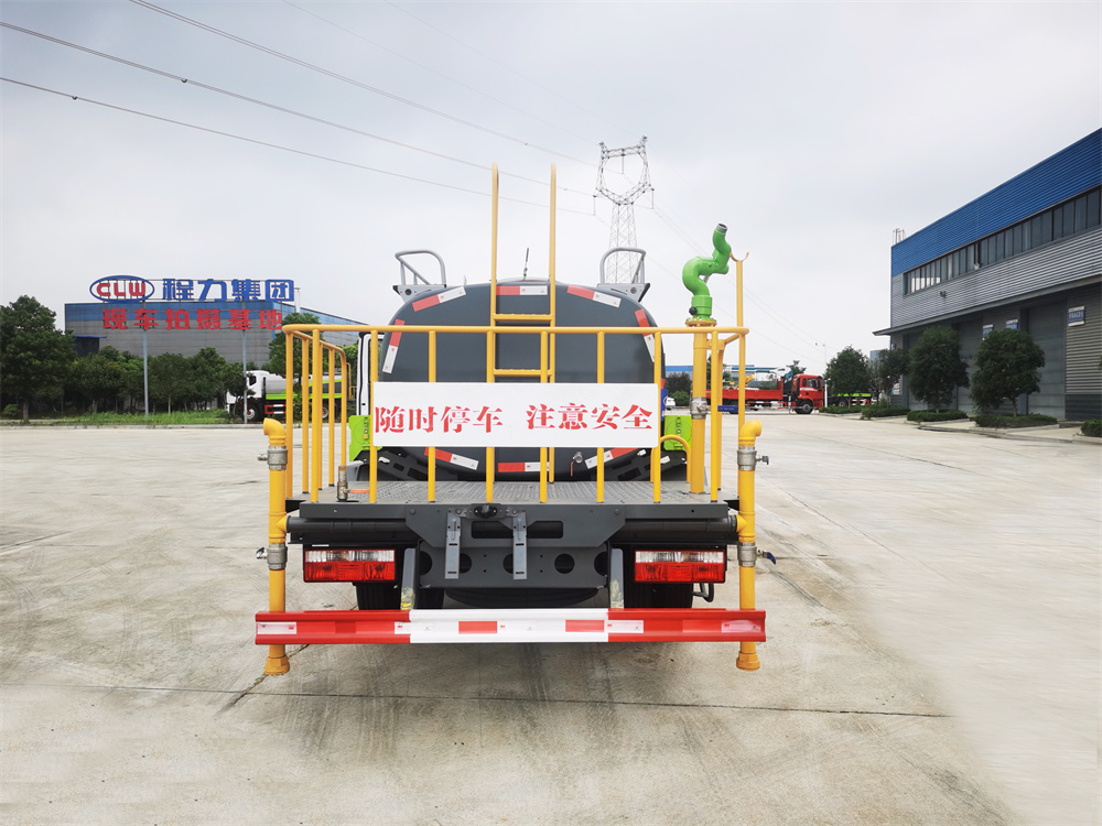 东风小多利卡洒水车 5方