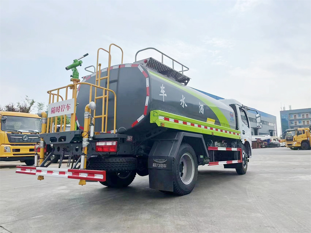 东风福瑞卡洒水车9.2方