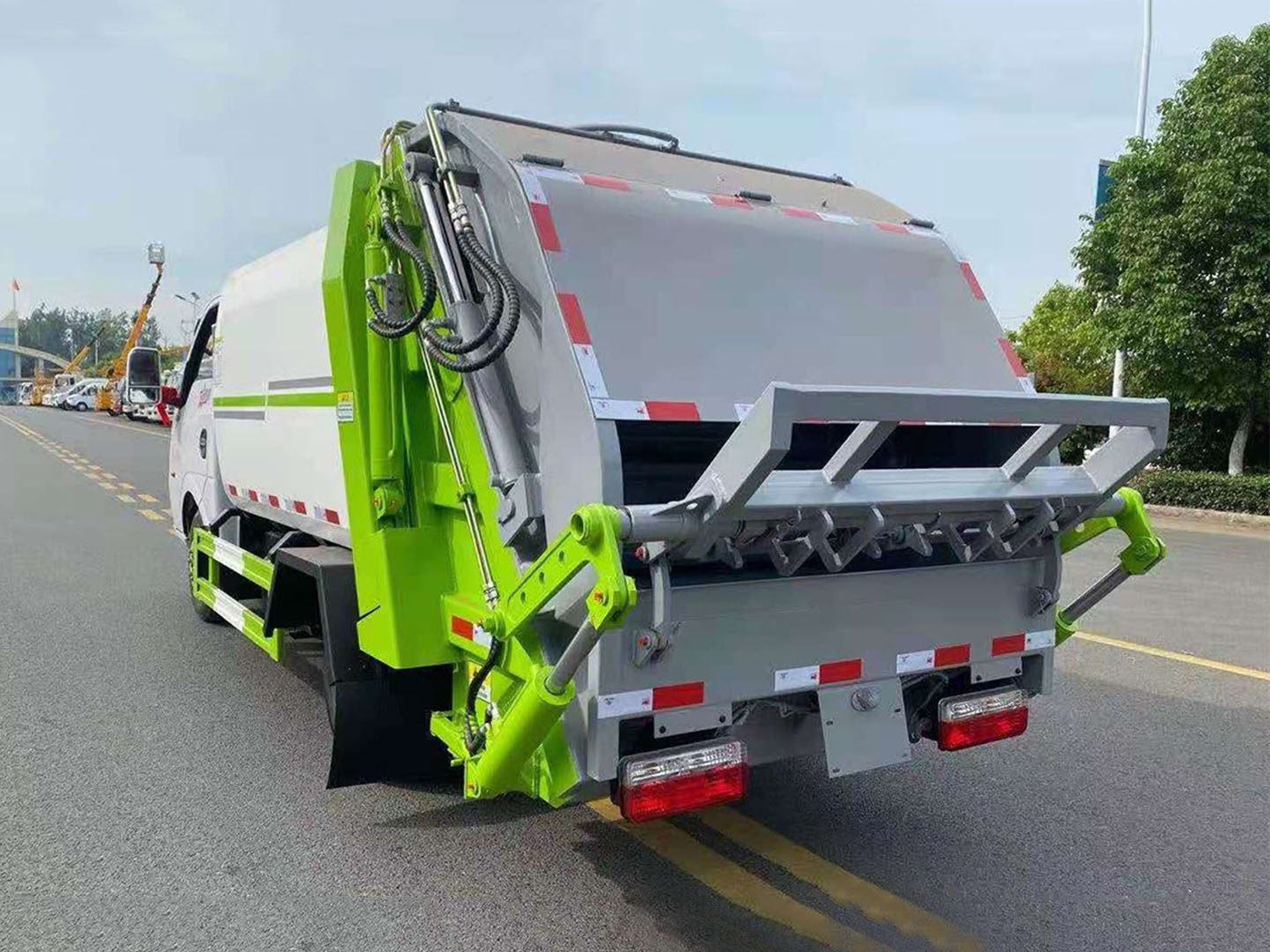 蓝牌东风途逸4立方压缩垃圾车