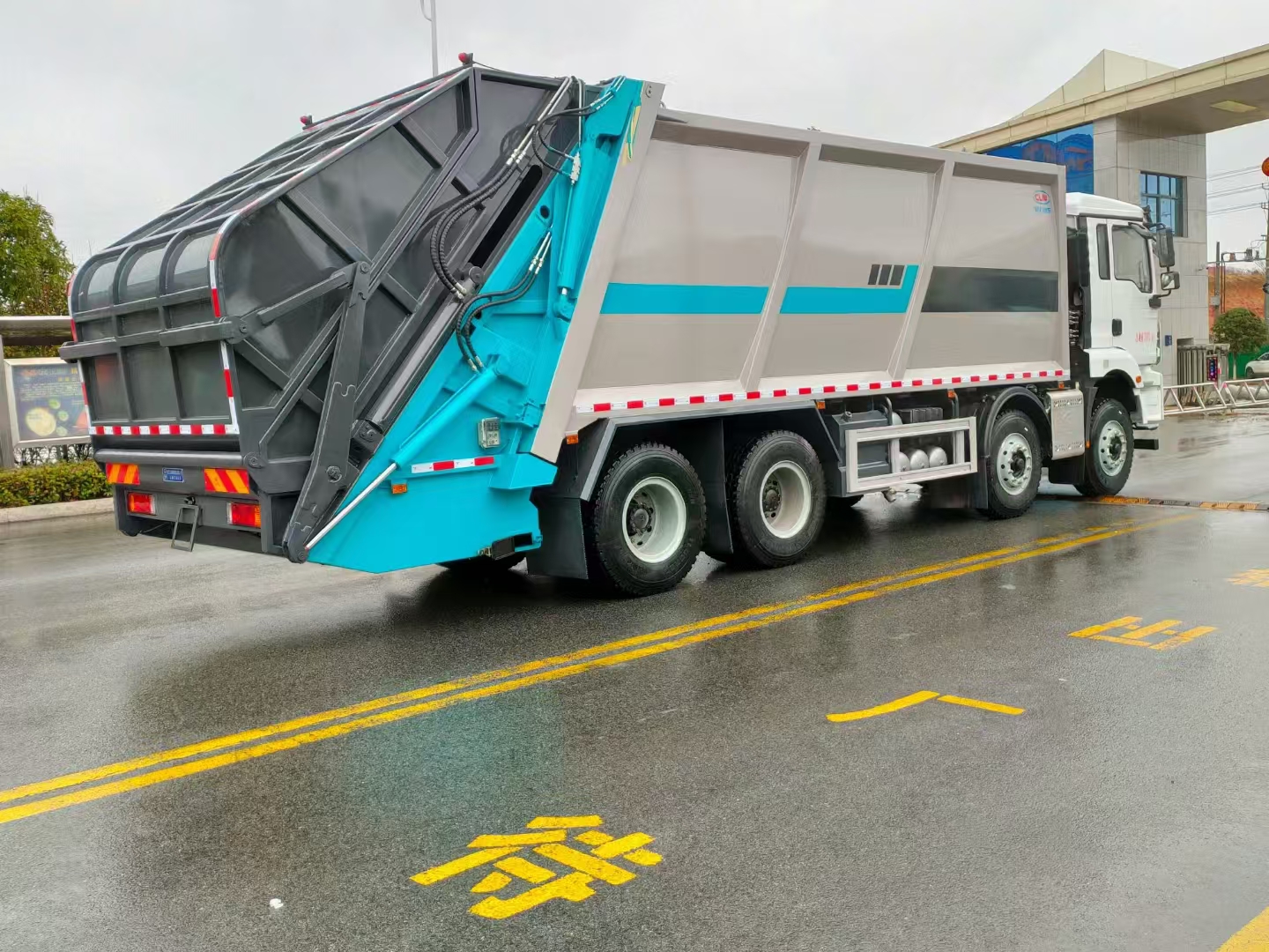 30方陕汽德龙前四后八压缩垃圾车
