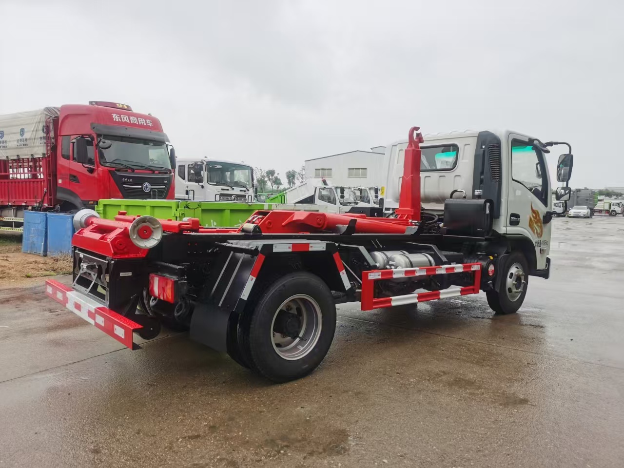 重汽豪曼6-8方(建筑垃圾)勾臂车