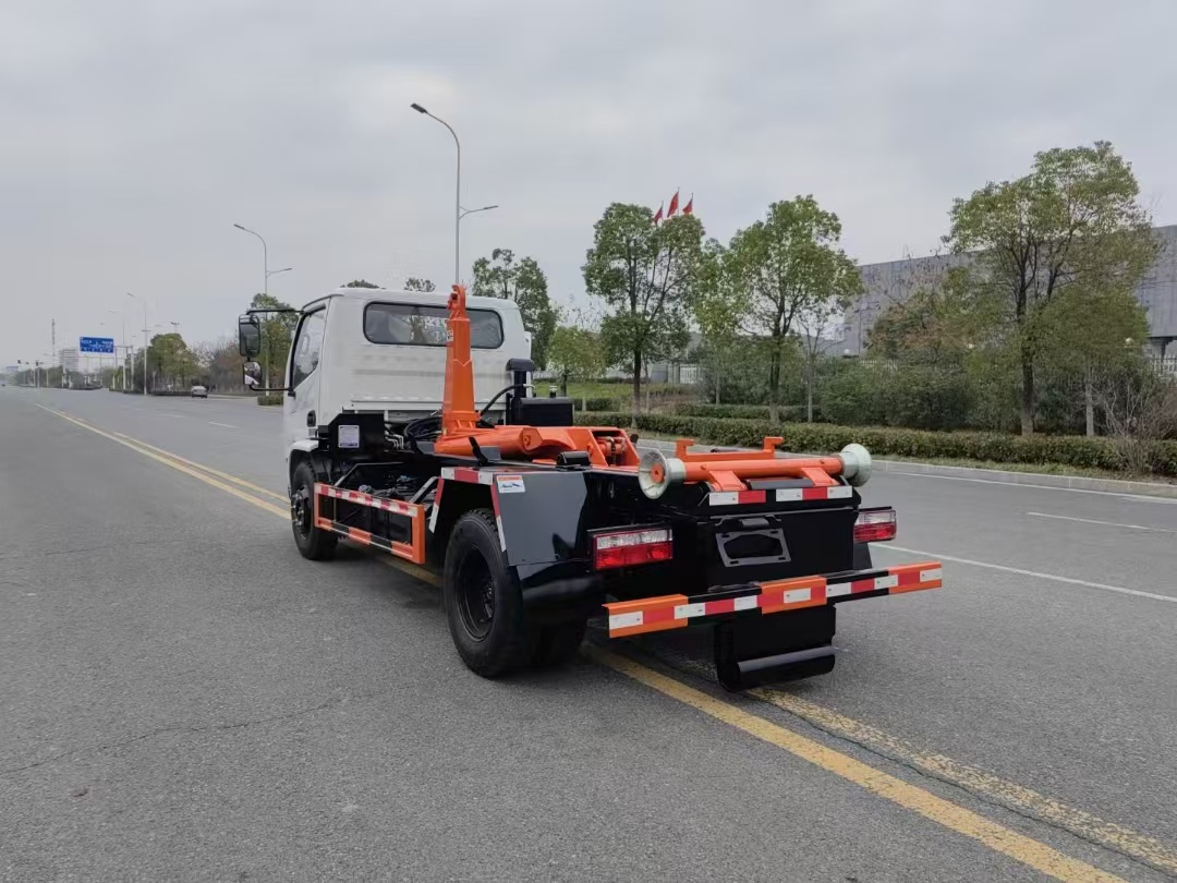 南骏6-8方(建筑垃圾)勾臂车
