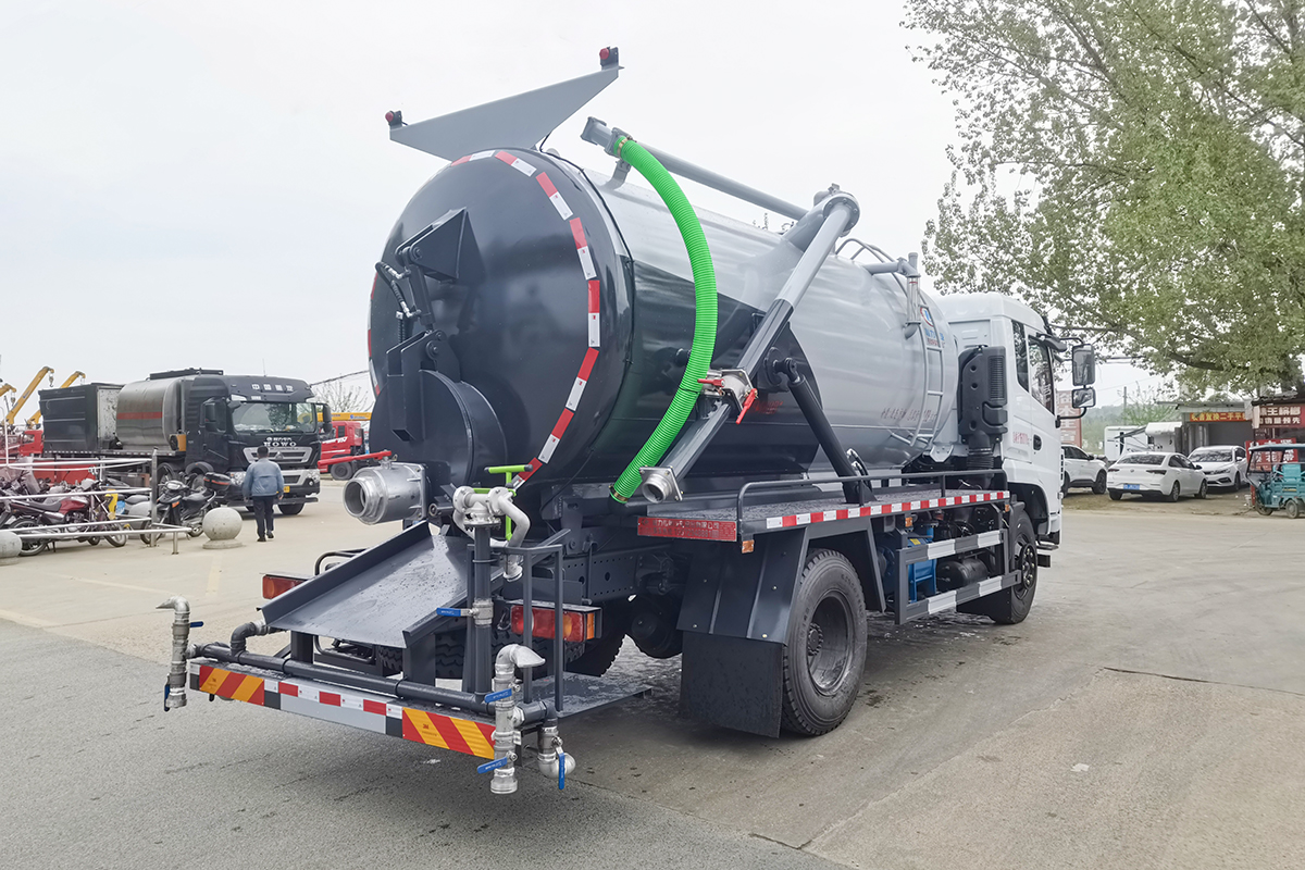 东风12方吸污车