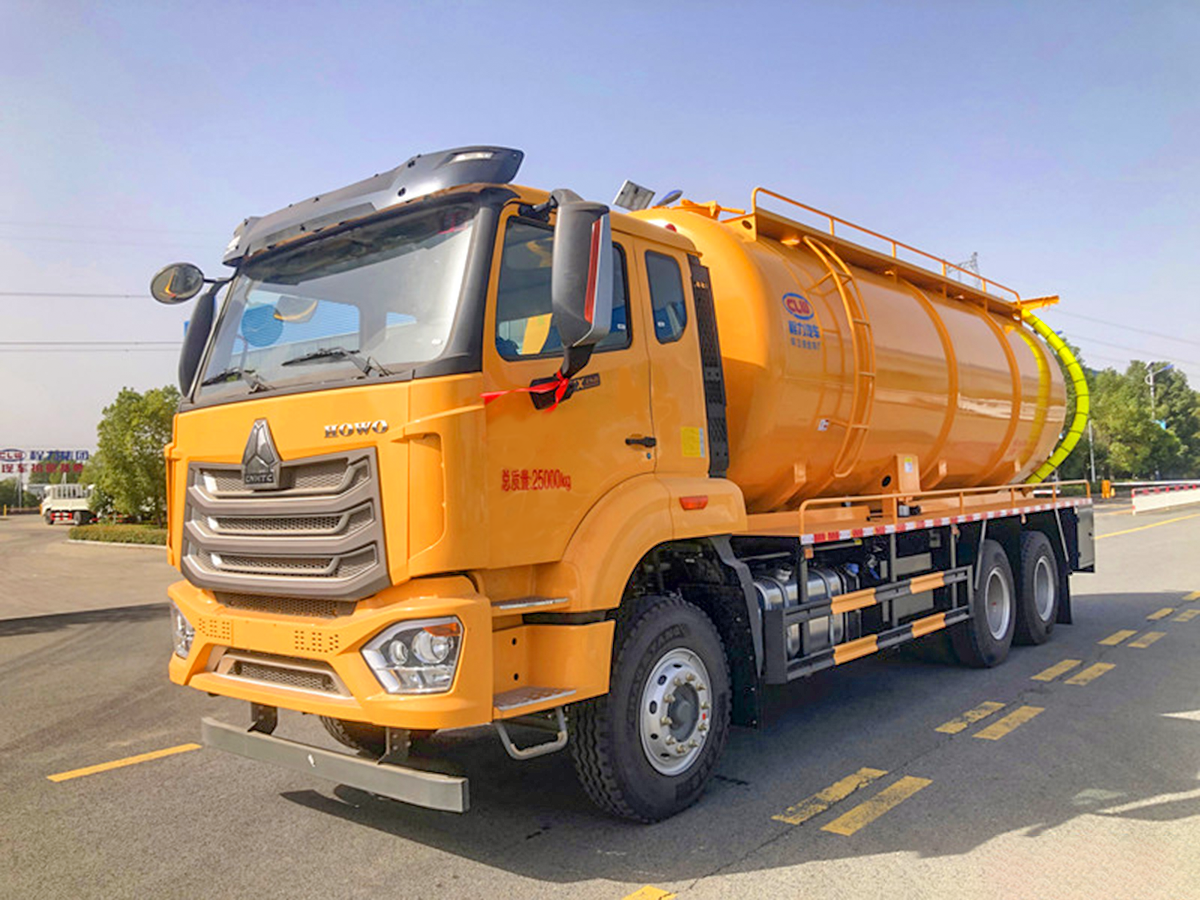 重汽豪沃24立方吸污车