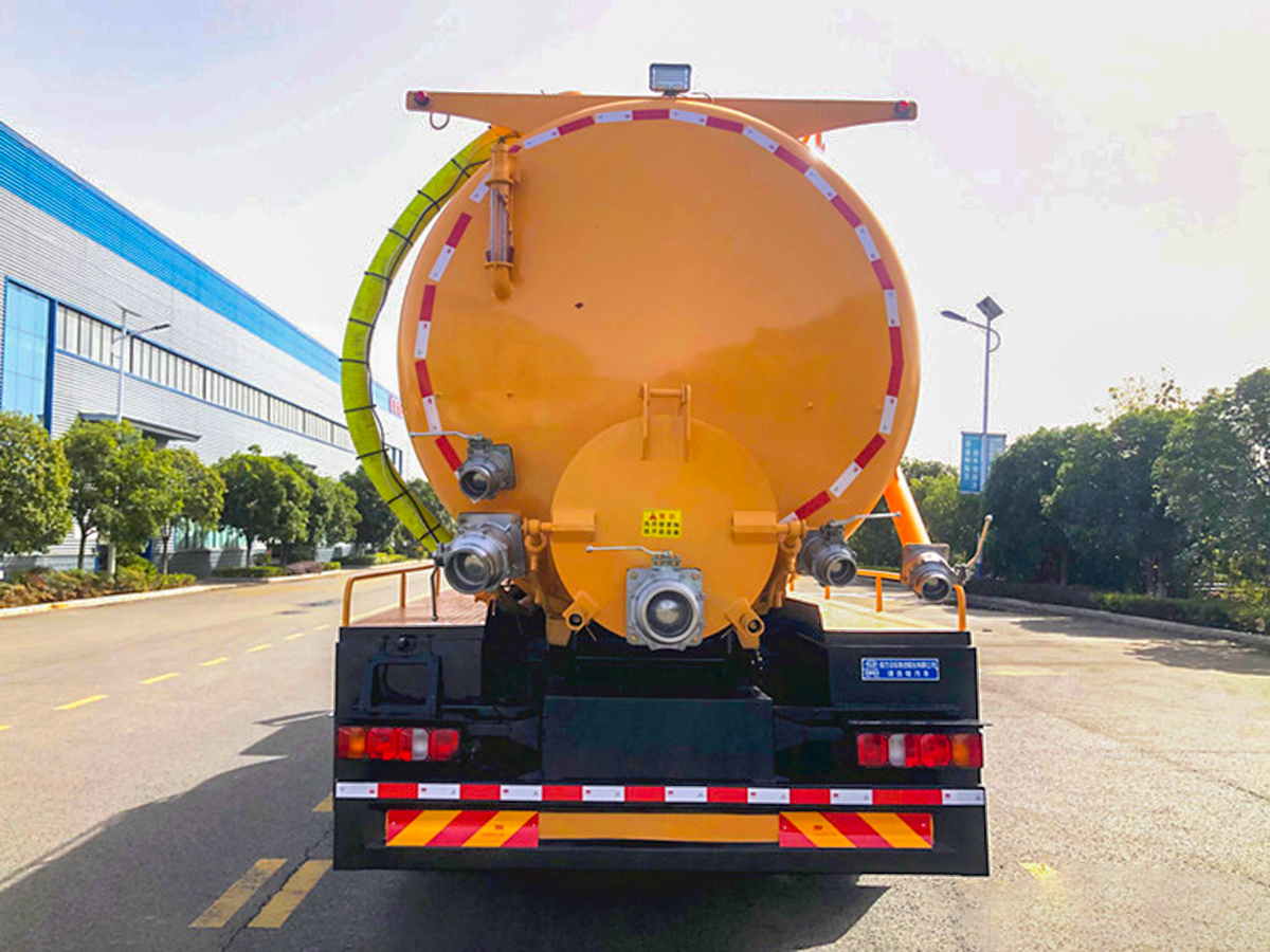 重汽豪沃24立方吸污车
