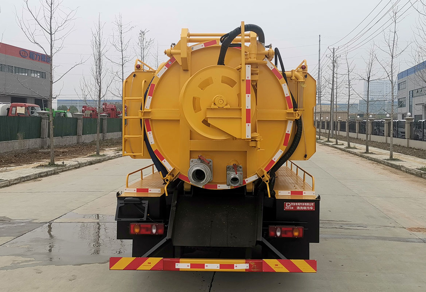 东风华神12方水箱边挂清洗吸污车