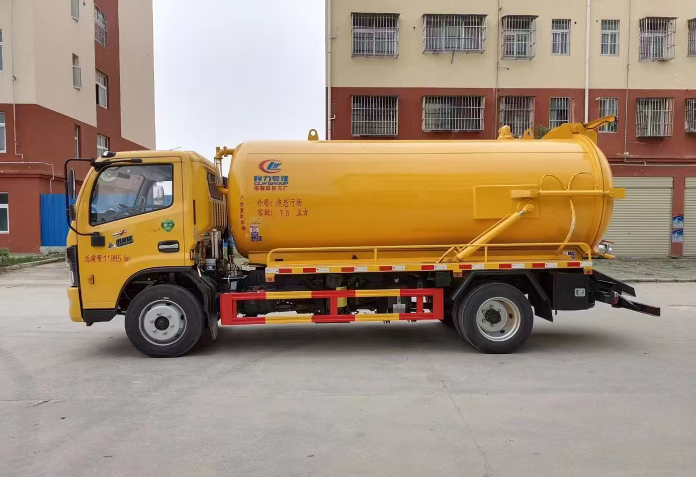 国六东风多利卡8方吸污车