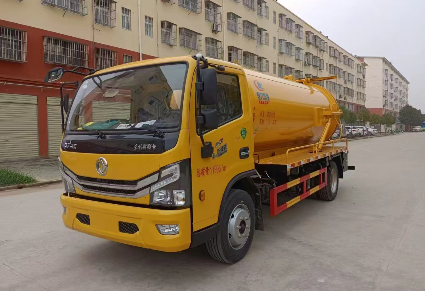 国六东风多利卡8方吸污车