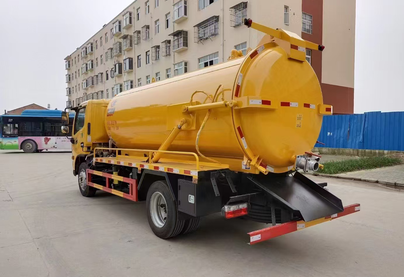 国六东风多利卡8方吸污车