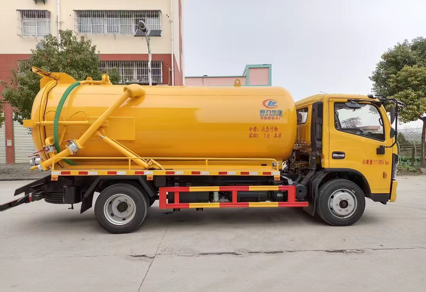 国六东风多利卡8方吸污车