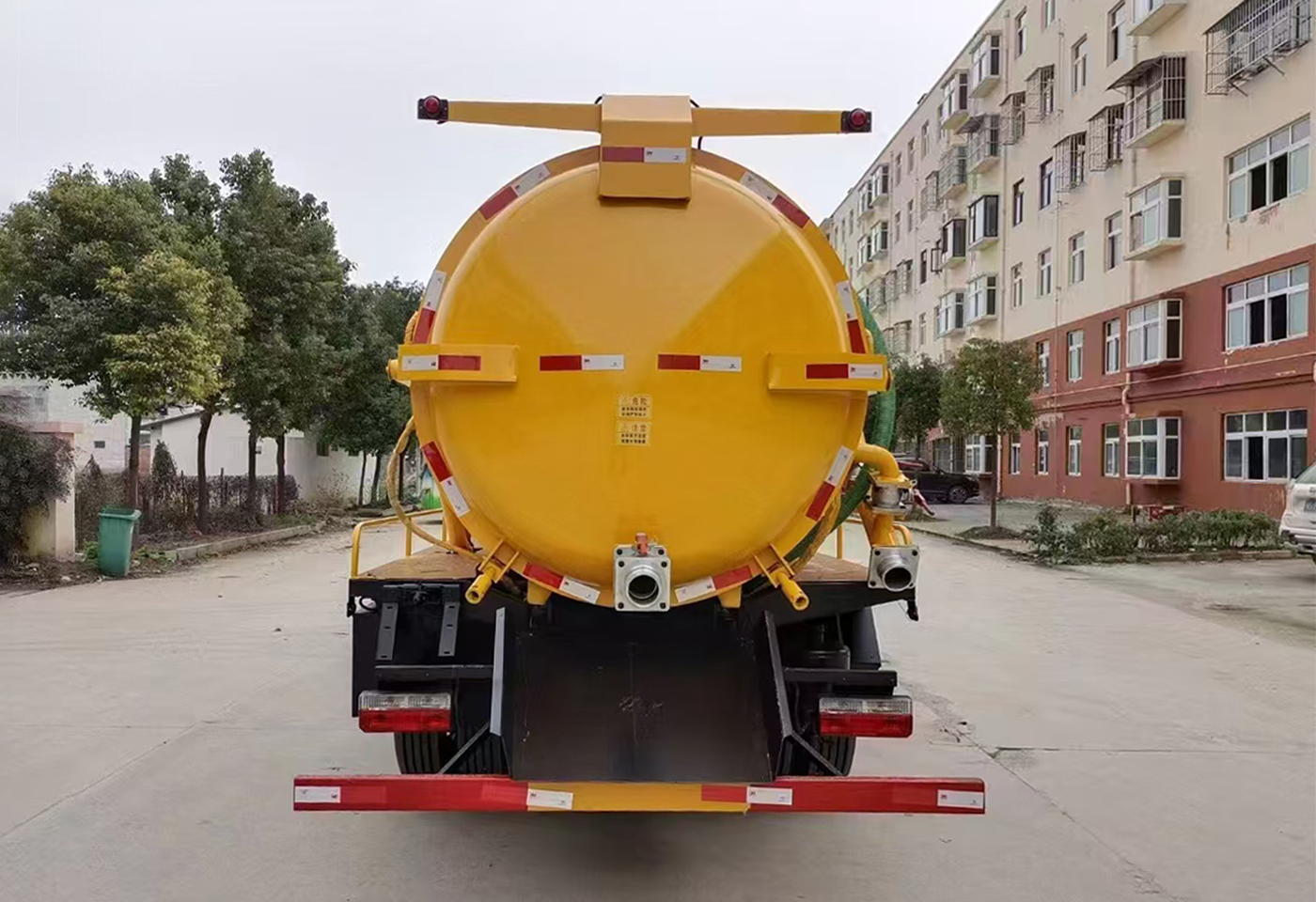 国六东风多利卡8方吸污车