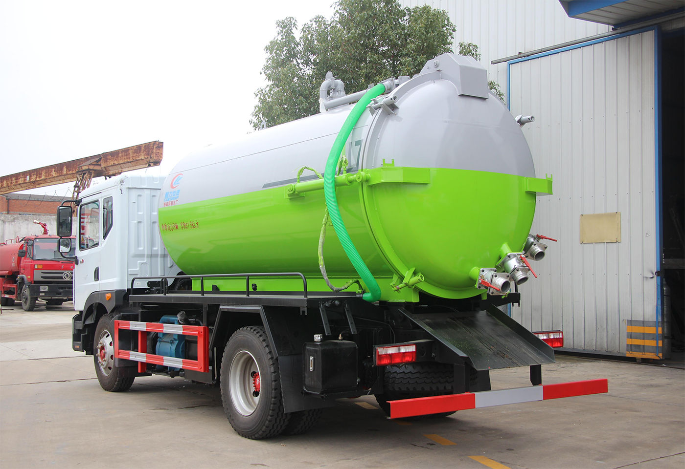 东风D9 12-15方吸污车