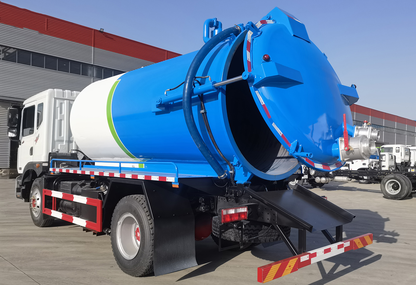 东风D9 12-15方吸污车