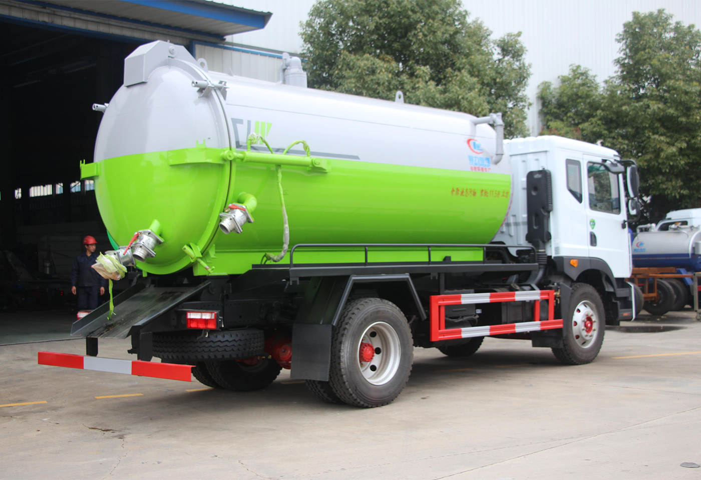 东风D9 12-15方吸污车