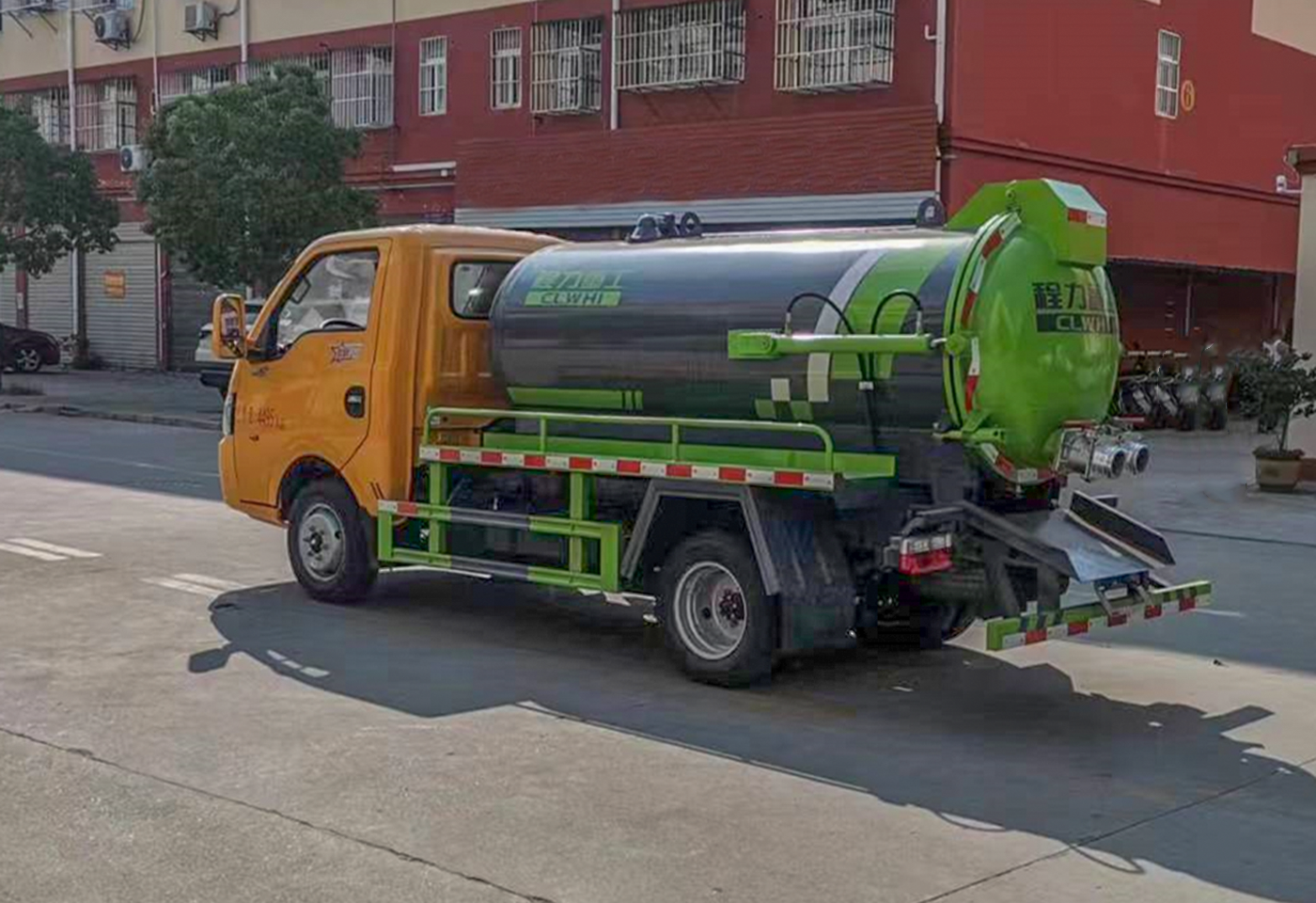 东风途逸2方蓝牌吸污车