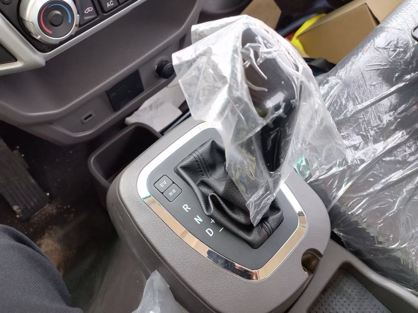 蓝牌插电式混合动力勾臂垃圾车