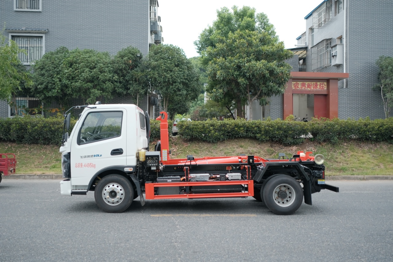 蓝牌插电式混合动力勾臂垃圾车