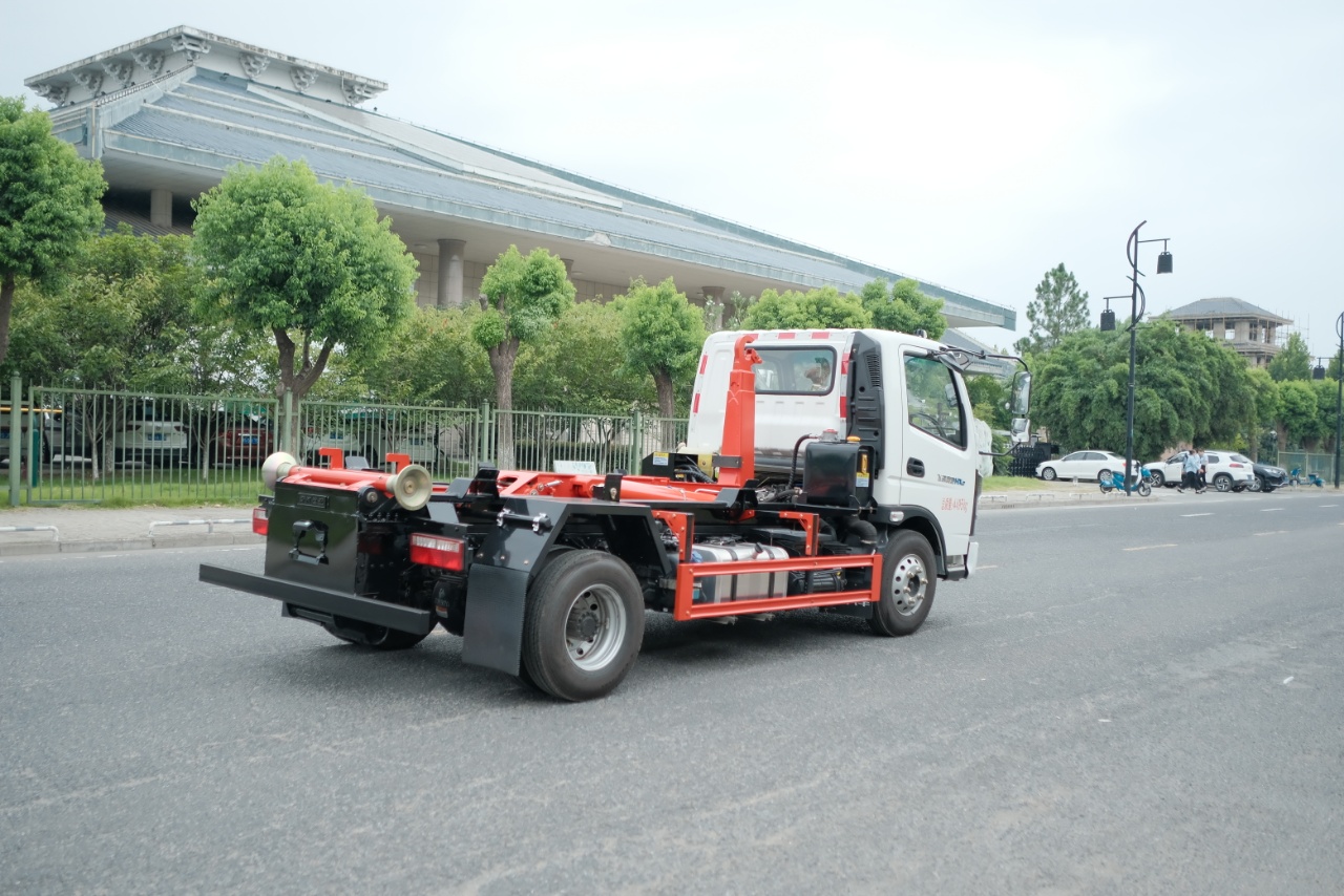 蓝牌插电式混合动力勾臂垃圾车