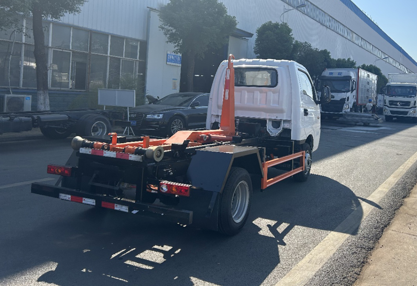 吉利V5E纯电勾臂垃圾车