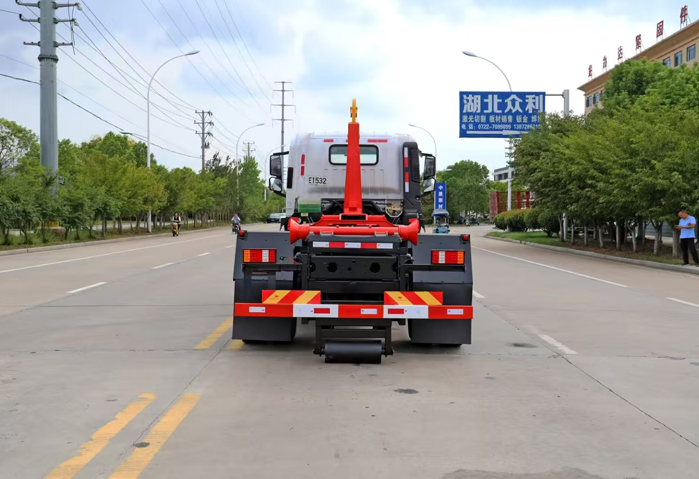 三环创客4000轴距勾臂垃圾车