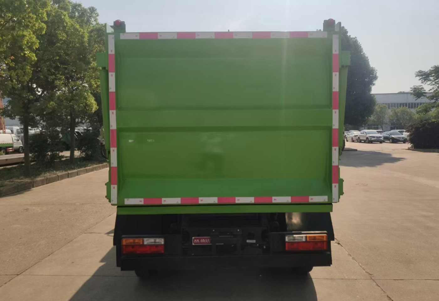 大运自装卸式垃圾车